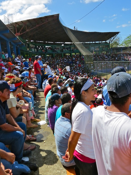 Nicaraguan baseball fans cheering